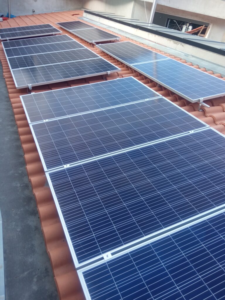 Sistema de energia solar híbrido com painéis solares e baterias