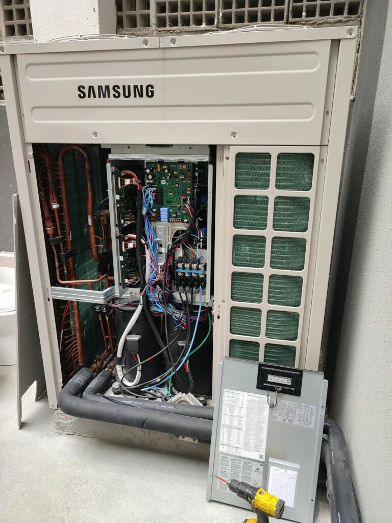Sistema de climatização VRF e VRV com múltiplas unidades internas
