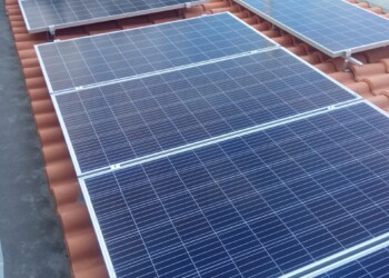 Sistema de energia solar híbrido com painéis solares e baterias