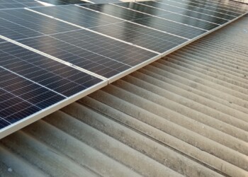 Microinversor utilizado para conversão distribuída da energia dos módulos solares. Microinversor instalado em sistema de energia solar fotovoltaica
