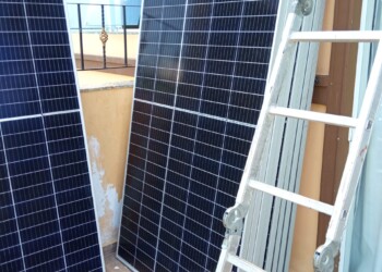 Inversor string responsável pela conversão da energia gerada pelos módulos fotovoltaicos. Inversor string utilizado em sistema de energia solar fotovoltaica