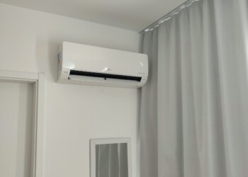Instalação profissional de unidade Split Hi-Wall realizada pela ADRZ Services. Unidade interna de ar-condicionado Split Hi-Wall instalada pela ADRZ Services