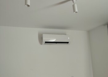Unidade evaporadora instalada e finalizada, com atenção ao posicionamento e acabamento. Unidade evaporadora Split Hi-Wall instalada com acabamento profissional
