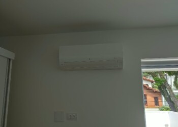 Sistema Split Hi-Wall após conclusão da instalação e testes de funcionamento. Ar-condicionado Split Hi-Wall instalado e pronto para funcionamento