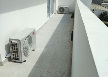 Duas unidades condensadoras de ar-condicionado Split Hi-Wall instaladas pela ADRZ Services. Duas unidades condensadoras de ar-condicionado Split Hi-Wall instaladas pela ADRZ Services
